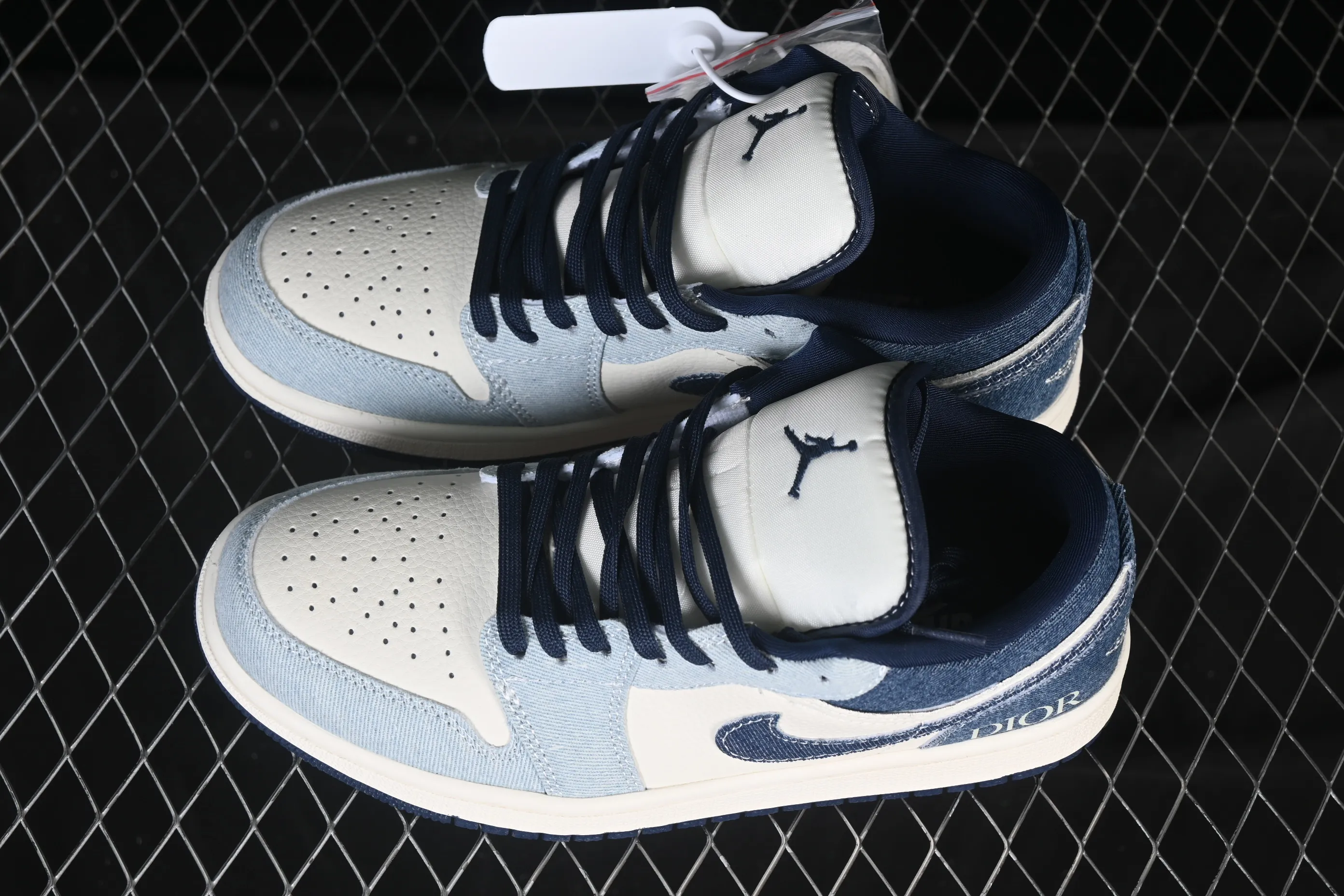 All categories Air Jordan Jordan series basketball shoes Air Jordan 1 Low High-end customization Low-top sneakers Air Jordan 1 Low AJ1 Joe 1 Dior joint brand Retro denim High-end customization Low-top retro basketball shoes QG2025-002